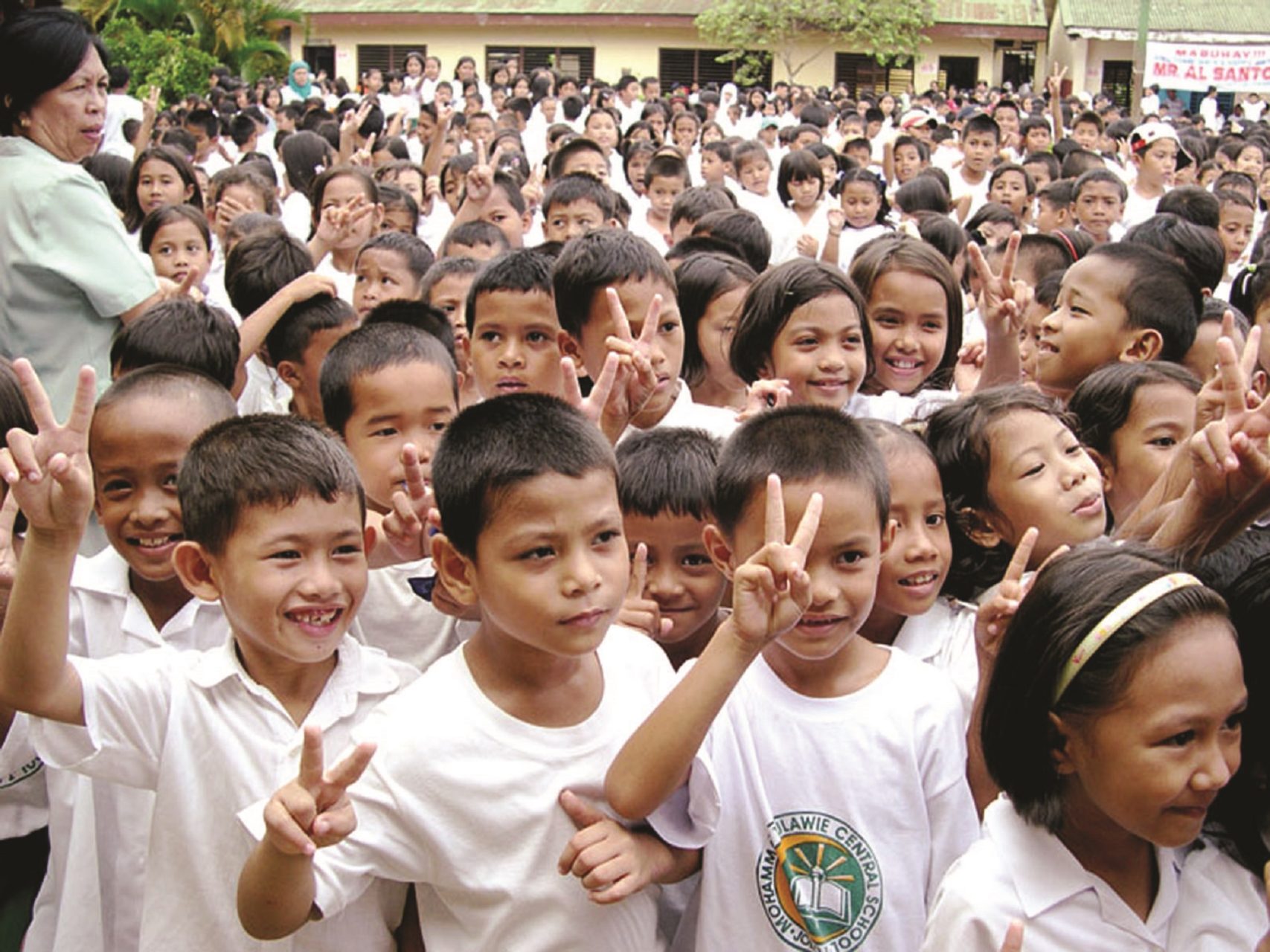 kids holding up the peace sign